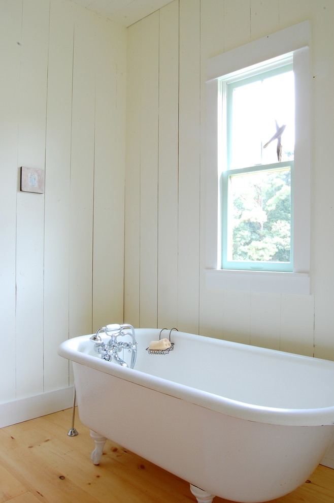 Bathroom - cottage bathroom idea in New York