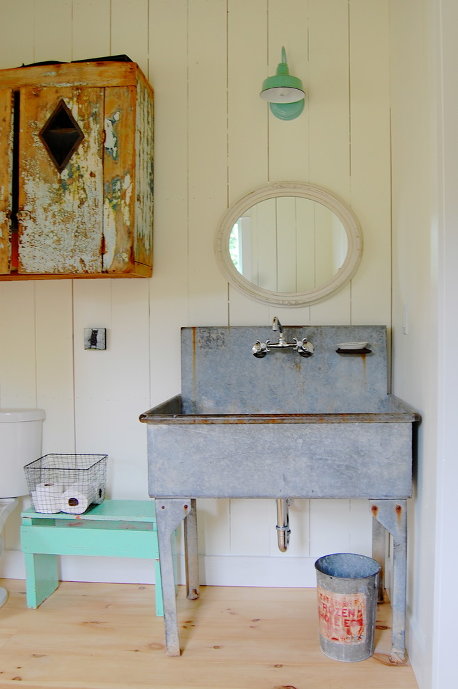 Inspiration for a country bathroom remodel in New York