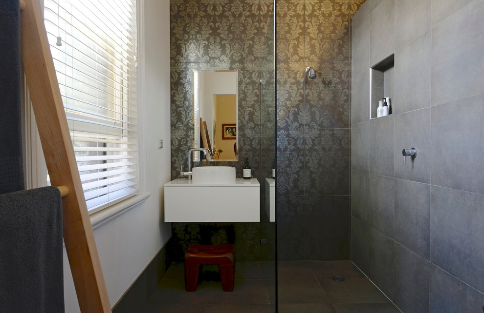 Diseño de cuarto de baño actual con lavabo sobreencimera, puertas de armario blancas, ducha empotrada y baldosas y/o azulejos grises