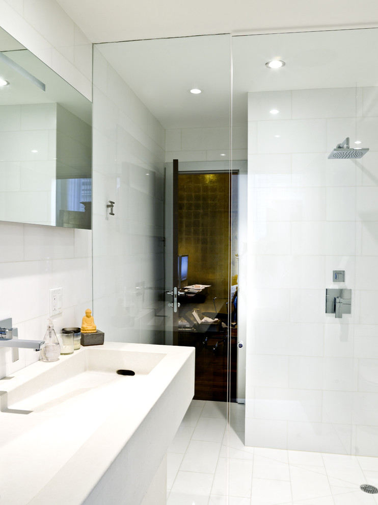 Ejemplo de cuarto de baño rectangular actual con ducha a ras de suelo