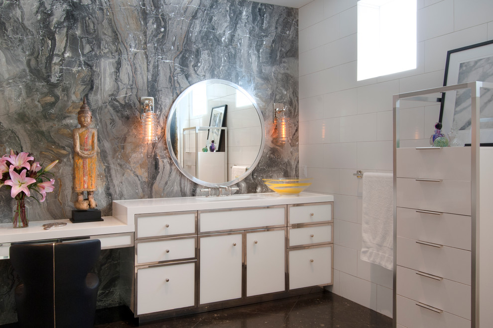Inredning av ett modernt stort en-suite badrum, med ett undermonterad handfat, luckor med infälld panel, vita skåp, bänkskiva i kvarts, en toalettstol med separat cisternkåpa, vit kakel, vita väggar, kalkstensgolv och stenhäll