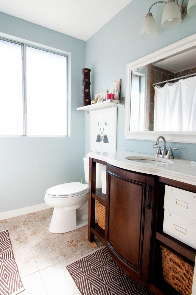 Idee per una piccola stanza da bagno per bambini boho chic con WC a due pezzi e pareti blu