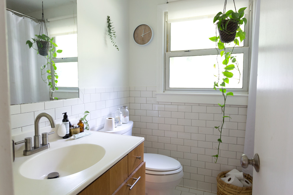 Foto de cuarto de baño ecléctico pequeño con baldosas y/o azulejos blancos, baldosas y/o azulejos de cemento y paredes blancas