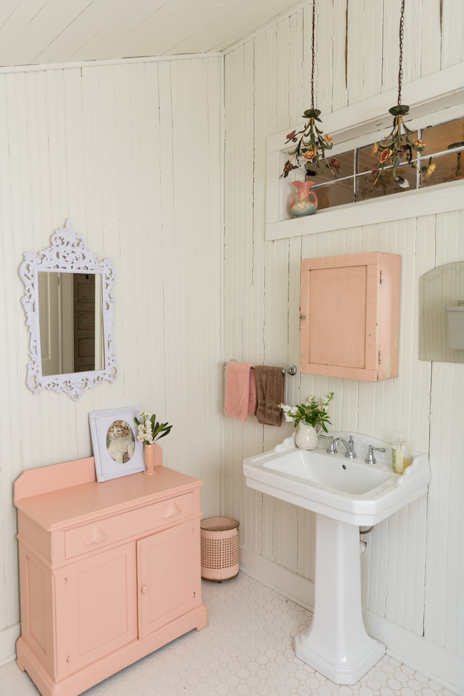 Imagen de cuarto de baño romántico con armarios con paneles empotrados, puertas de armario violetas, paredes blancas, suelo con mosaicos de baldosas, lavabo con pedestal y suelo blanco