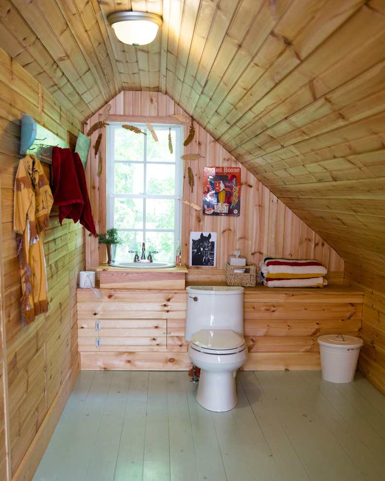 На фото: ванная комната в стиле кантри с коричневыми стенами, деревянным полом, накладной раковиной, столешницей из дерева, зеленым полом и коричневой столешницей