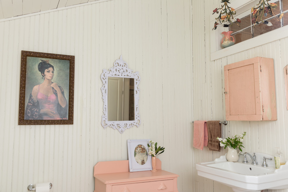 オースティンにあるカントリー風のおしゃれな浴室 (落し込みパネル扉のキャビネット、紫のキャビネット、白い壁、モザイクタイル、ペデスタルシンク、白い床) の写真