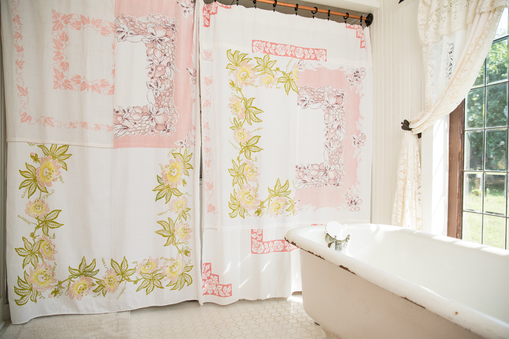 Immagine di una stanza da bagno country con ante con riquadro incassato, ante viola, pareti bianche, pavimento con piastrelle a mosaico, lavabo a colonna e pavimento bianco