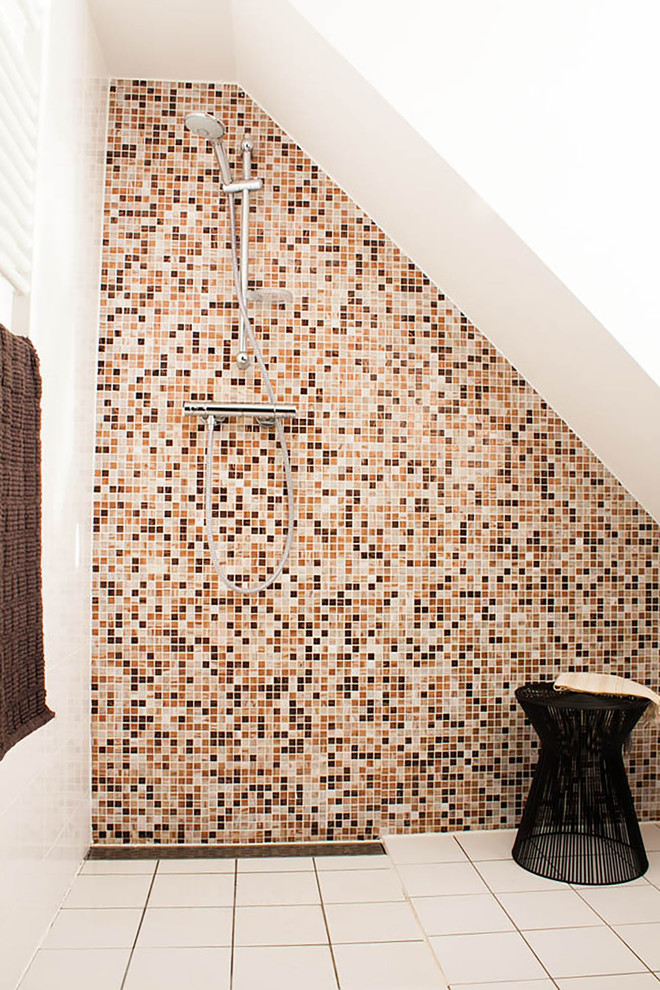 На фото: ванная комната в стиле фьюжн с открытым душем, разноцветной плиткой, плиткой мозаикой и открытым душем