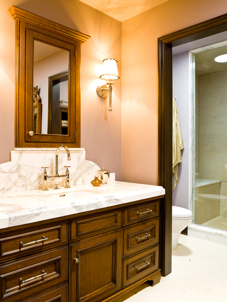 Inspiration för klassiska badrum, med ett undermonterad handfat, luckor med infälld panel, skåp i mörkt trä, en dusch i en alkov och beige kakel