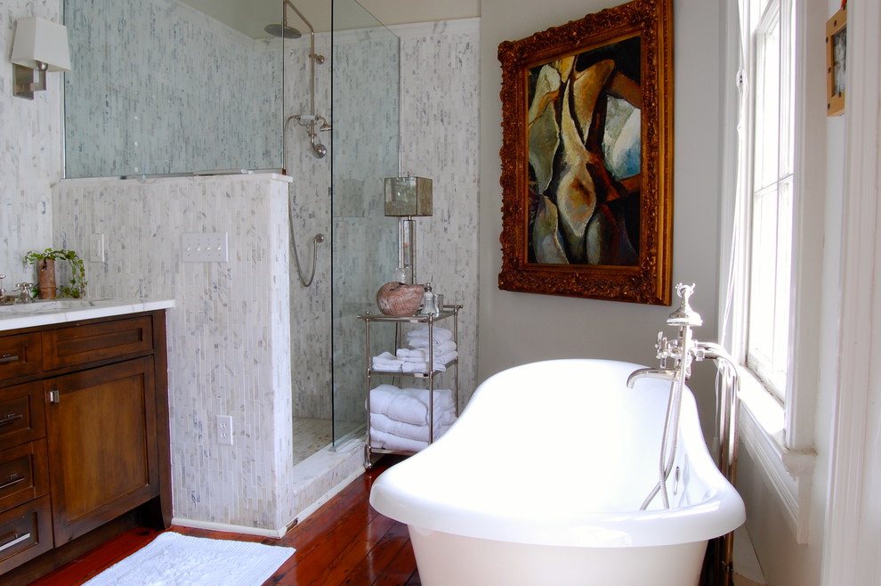Пример оригинального дизайна: ванная комната в стиле неоклассика (современная классика) с отдельно стоящей ванной