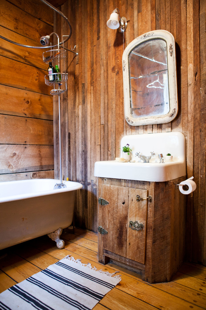 Пример оригинального дизайна: ванная комната в стиле кантри с душем над ванной