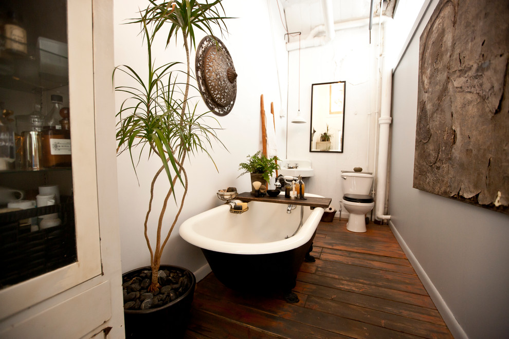 ニューヨークにあるインダストリアルスタイルのおしゃれな浴室の写真