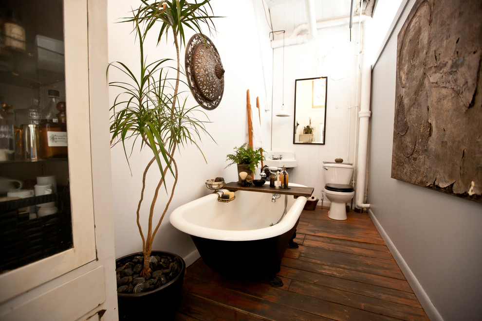 Industrial Badezimmer mit Pflanzen in New York