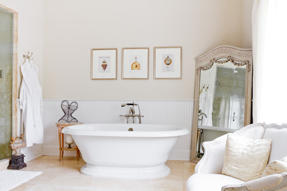 Immagine di una stanza da bagno chic con vasca freestanding