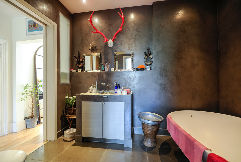 Идея дизайна: главная ванная комната в стиле фьюжн с плоскими фасадами, серыми фасадами, отдельно стоящей ванной, накладной раковиной и коричневыми стенами