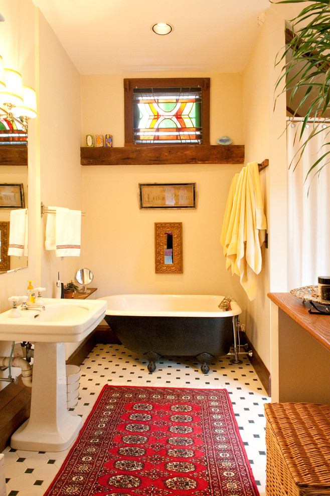 Ejemplo de cuarto de baño tradicional con lavabo con pedestal, bañera con patas, baldosas y/o azulejos de cerámica y baldosas y/o azulejos blancas y negros