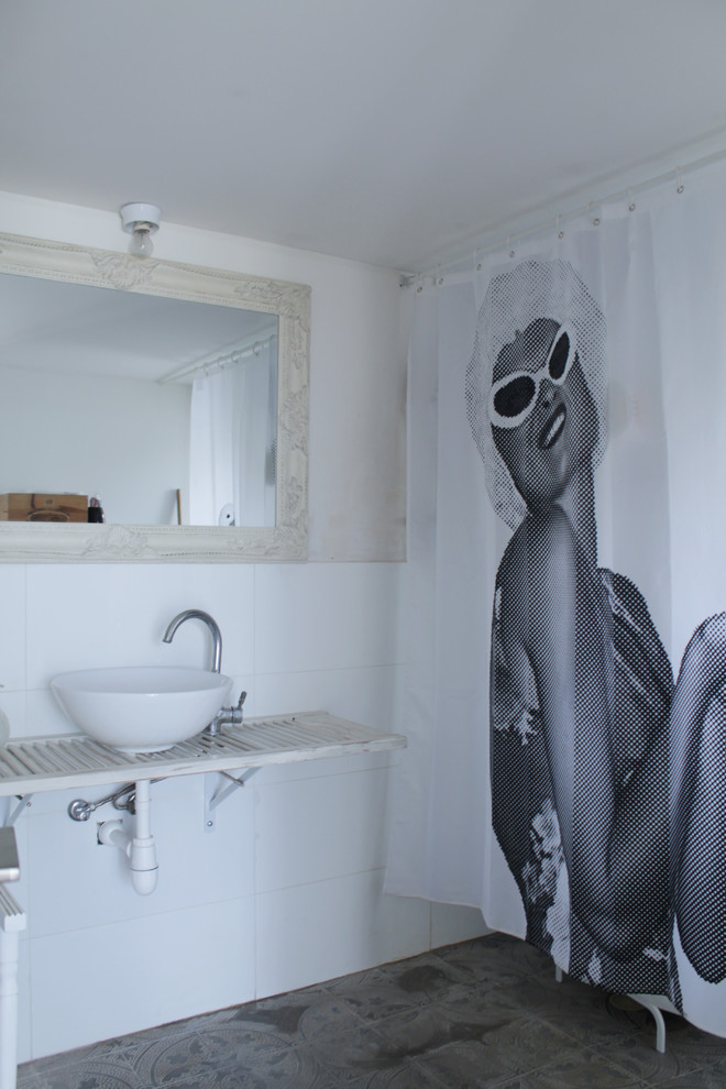 Пример оригинального дизайна: ванная комната в стиле фьюжн с настольной раковиной и белой плиткой