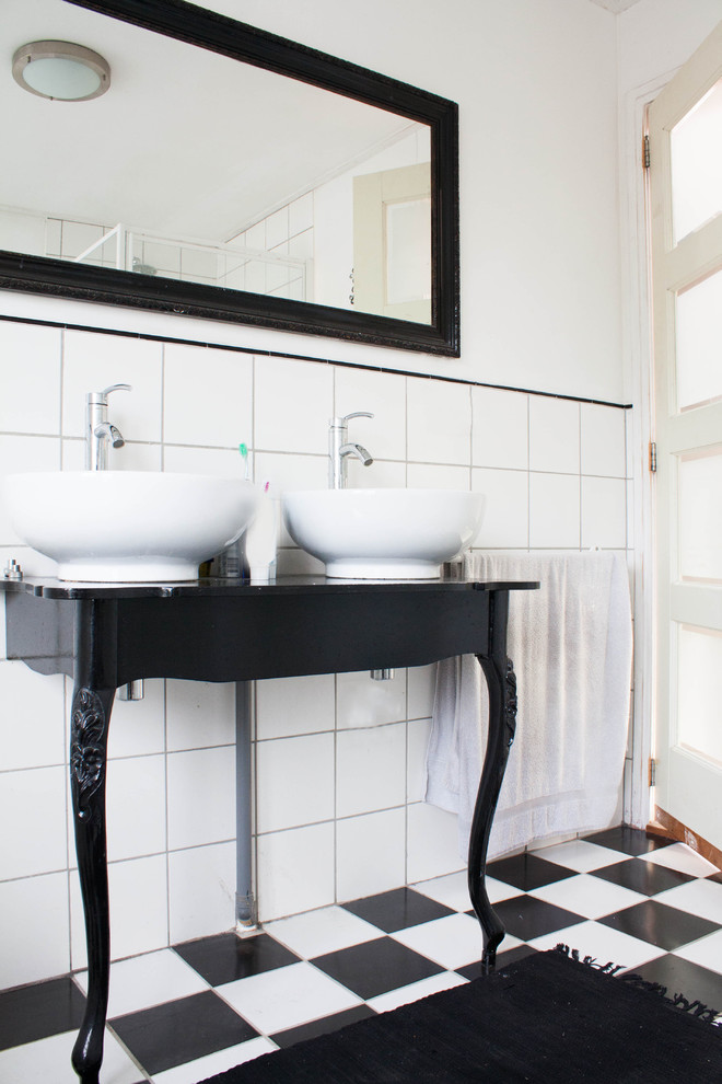 Diseño de cuarto de baño ecléctico con baldosas y/o azulejos blancas y negros