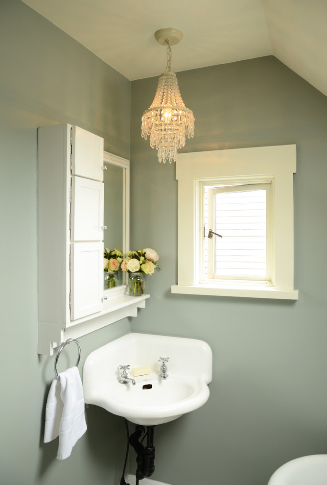 Exempel på ett klassiskt badrum, med ett väggmonterat handfat och gröna väggar