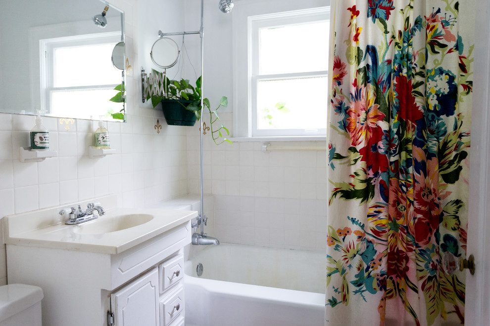 На фото: ванная комната в стиле ретро с белой плиткой и белыми стенами с