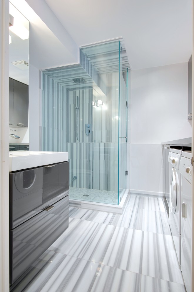 Esempio di una stanza da bagno design con lavanderia