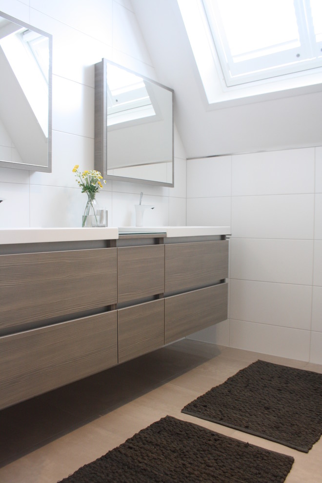 Cette image montre une salle de bain design avec un carrelage blanc.