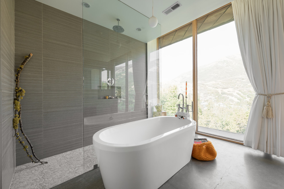 Inspiration för moderna badrum, med släta luckor, skåp i mellenmörkt trä, vita väggar, betonggolv och ett fristående handfat