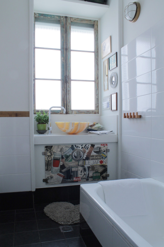 Imagen de cuarto de baño bohemio con lavabo sobreencimera y baldosas y/o azulejos blancos