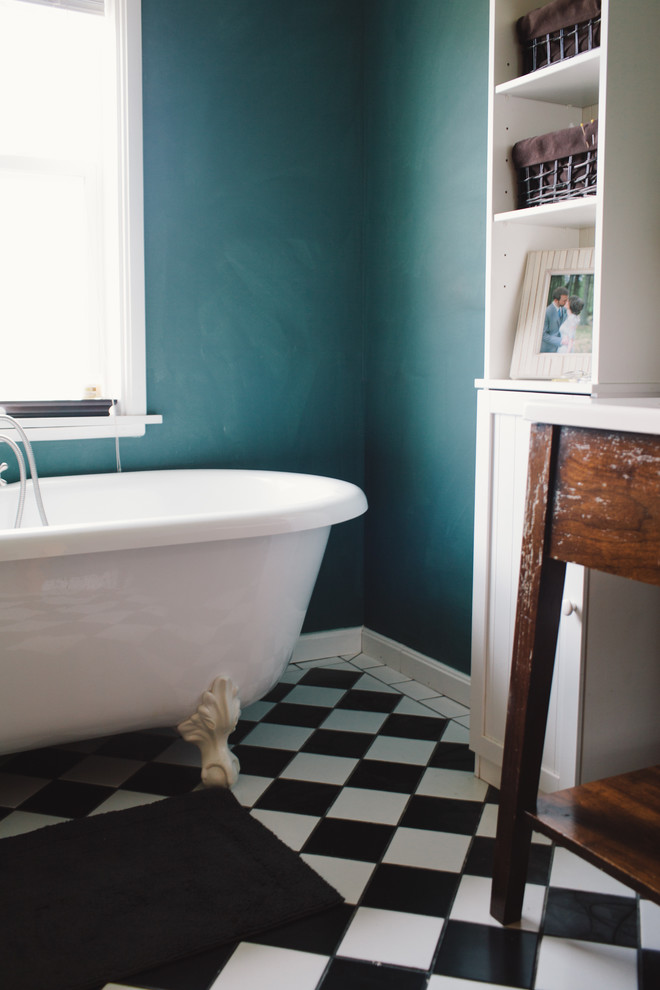 Idée de décoration pour une salle de bain champêtre de taille moyenne avec un lavabo intégré, un placard sans porte, une baignoire sur pieds, un combiné douche/baignoire, WC à poser, des carreaux de porcelaine, un mur vert, un sol en carrelage de porcelaine et un carrelage noir et blanc.