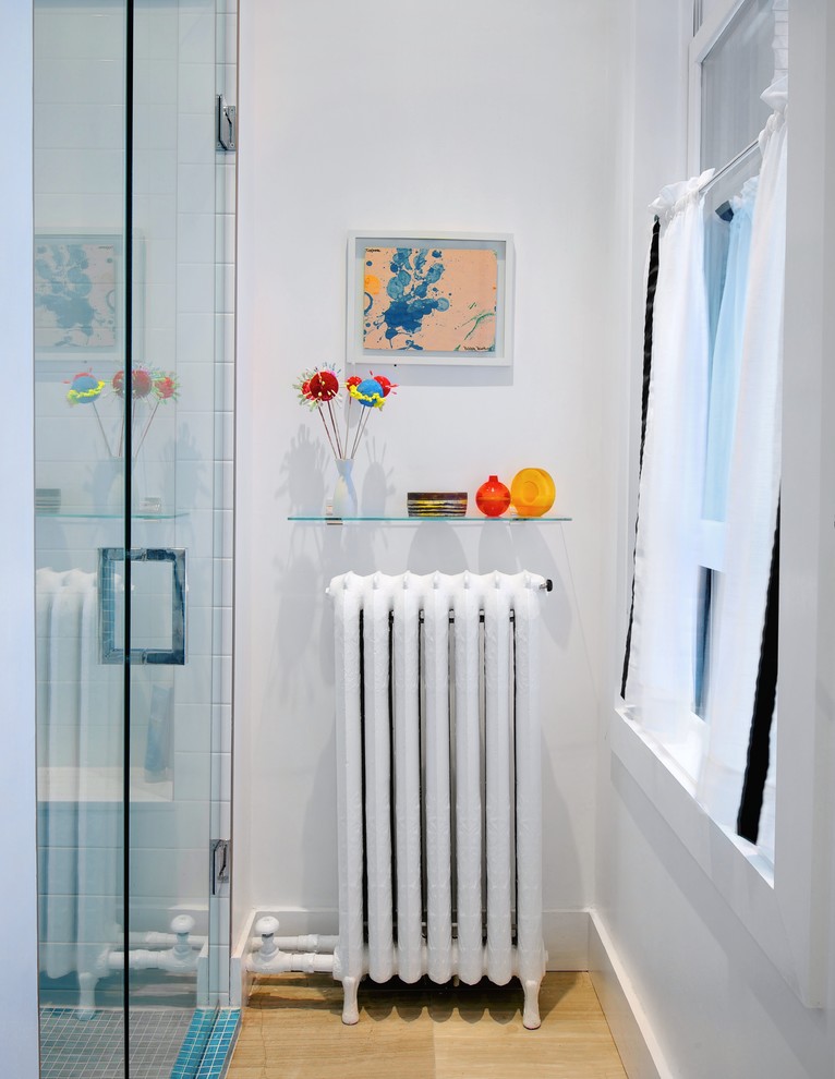 Idéer för att renovera ett litet funkis en-suite badrum, med ett integrerad handfat, släta luckor, vita skåp, bänkskiva i kvarts, en dusch i en alkov, beige kakel, porslinskakel, vita väggar och klinkergolv i porslin