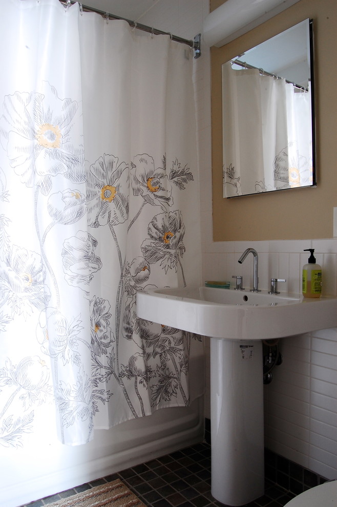 ニューヨークにあるコンテンポラリースタイルのおしゃれな浴室 (ペデスタルシンク) の写真