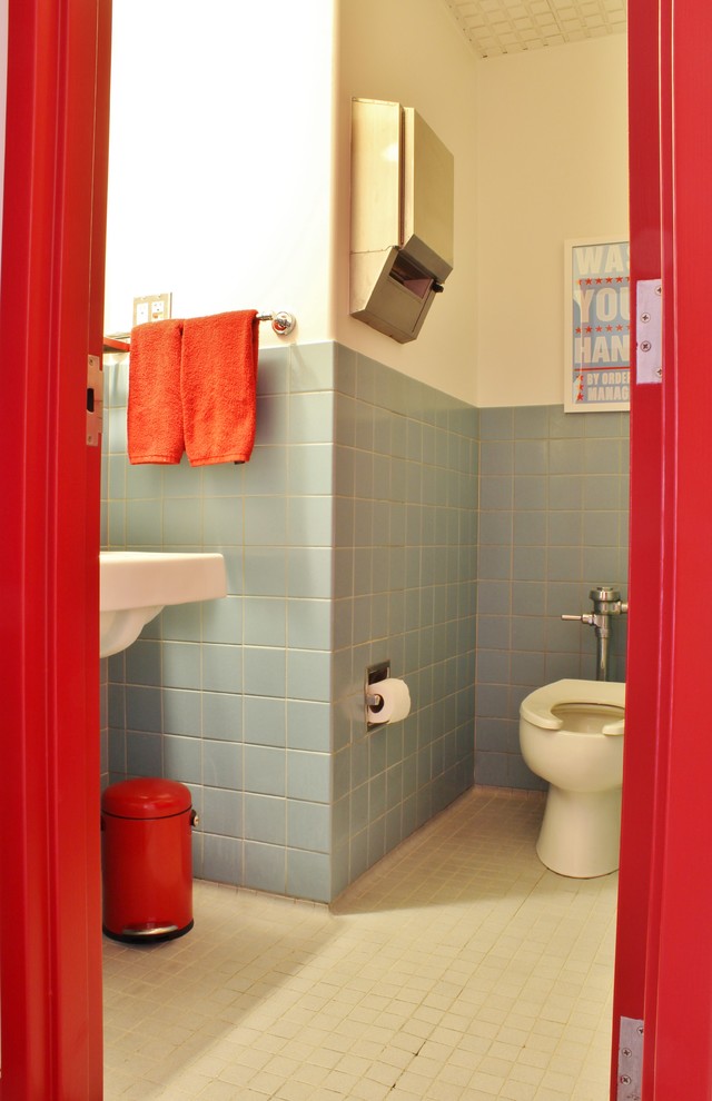 シアトルにあるインダストリアルスタイルのおしゃれな浴室の写真