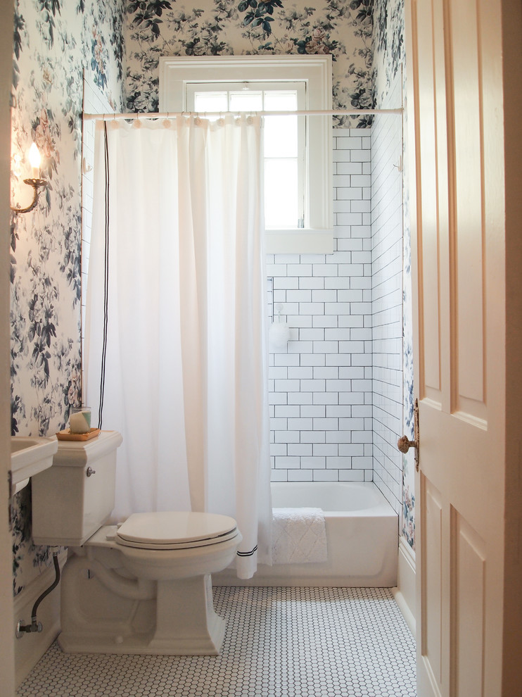 Bild på ett vintage badrum med dusch, med ett badkar i en alkov, en dusch/badkar-kombination, en toalettstol med separat cisternkåpa, vit kakel, tunnelbanekakel, flerfärgade väggar, mosaikgolv, ett piedestal handfat, vitt golv och dusch med duschdraperi