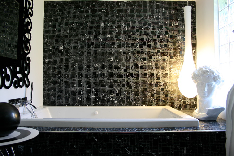 This is an example of a contemporary bathroom in Toronto.