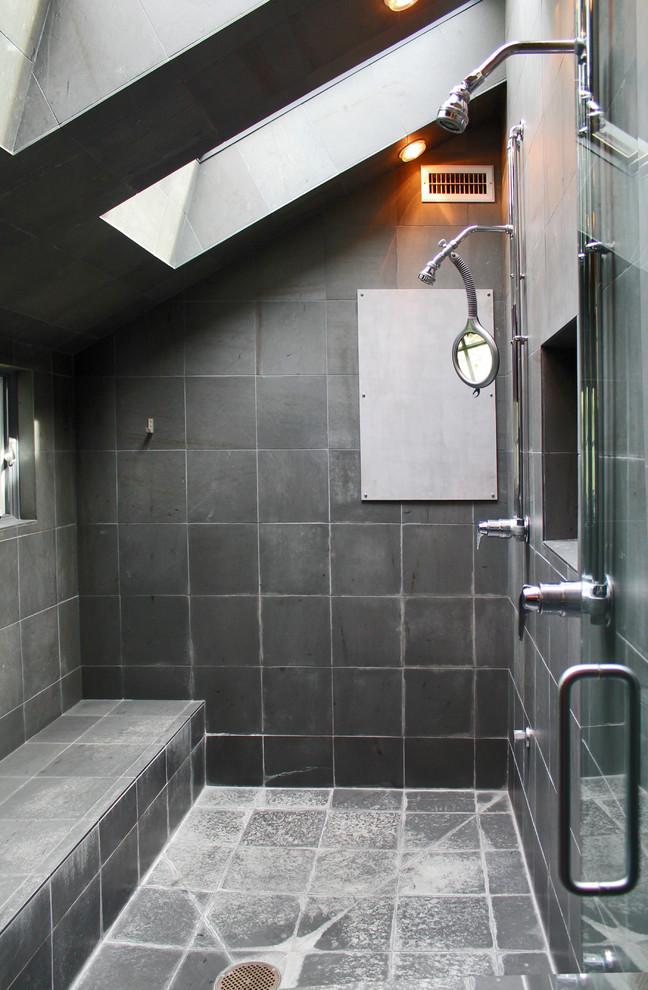 Ejemplo de cuarto de baño actual con baldosas y/o azulejos de pizarra