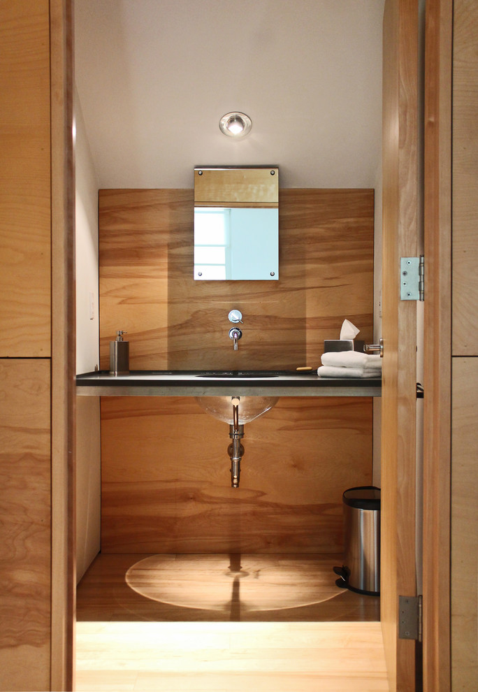 Immagine di una stanza da bagno stile rurale con lavabo sospeso