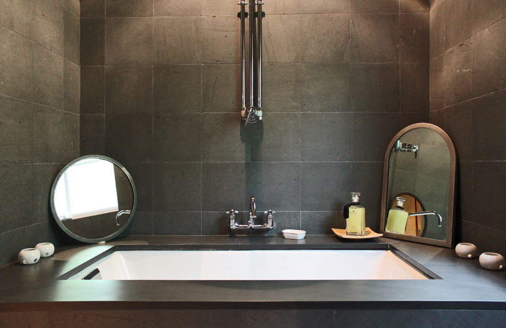 Foto de cuarto de baño contemporáneo con baldosas y/o azulejos de pizarra