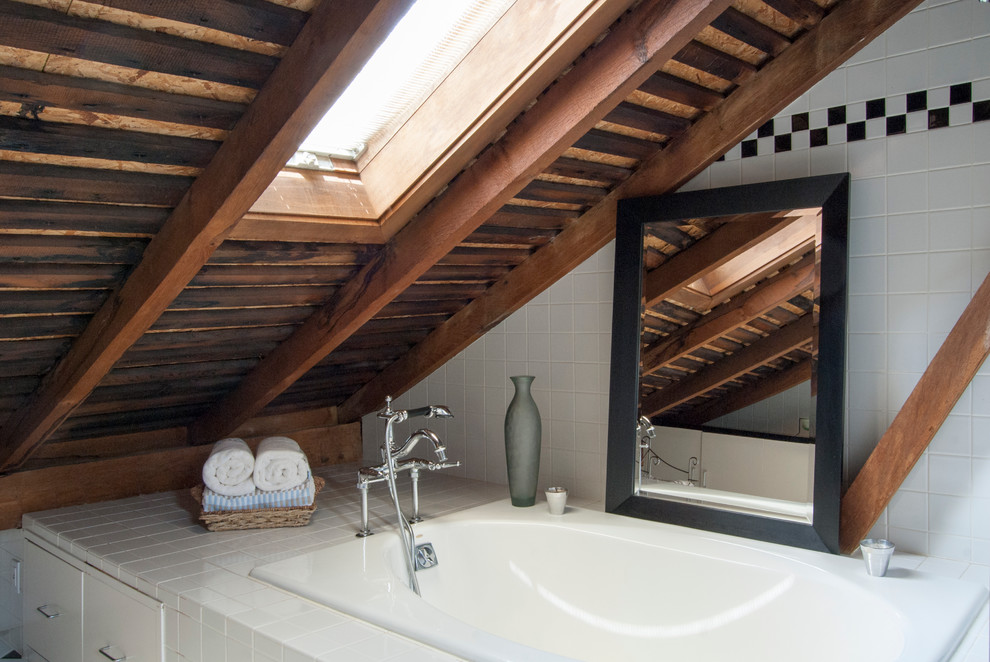 Imagen de cuarto de baño principal, campestre, pequeño, con lavabo encastrado, armarios con paneles lisos, puertas de armario blancas, encimera de laminado, bañera encastrada, ducha esquinera, sanitario de una pieza, baldosas y/o azulejos blancos, baldosas y/o azulejos de cerámica, paredes blancas y suelo de baldosas de cerámica
