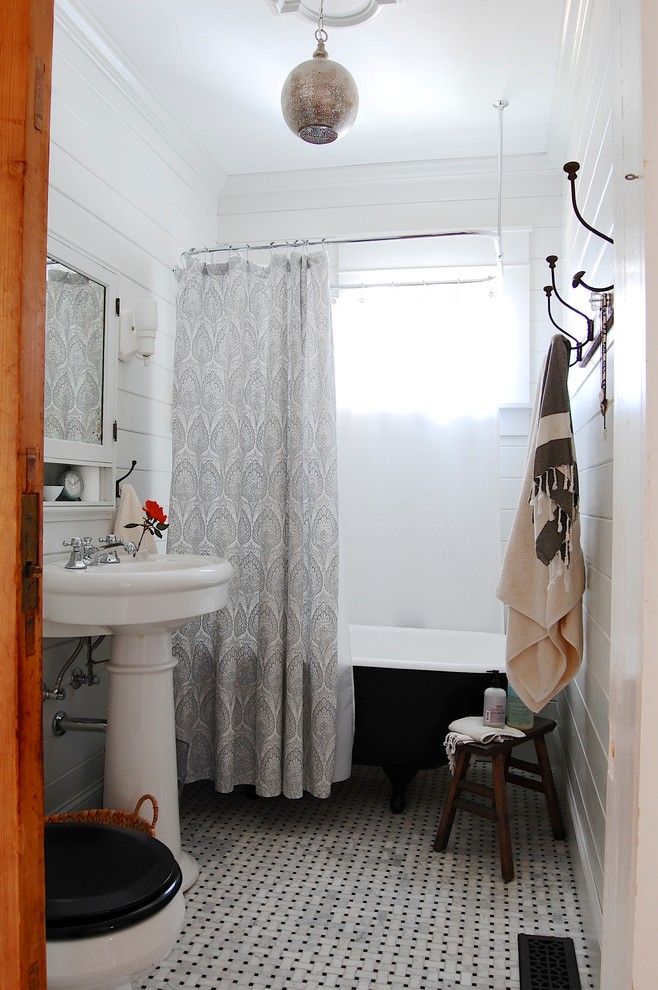 Immagine di una stanza da bagno boho chic con vasca con piedi a zampa di leone