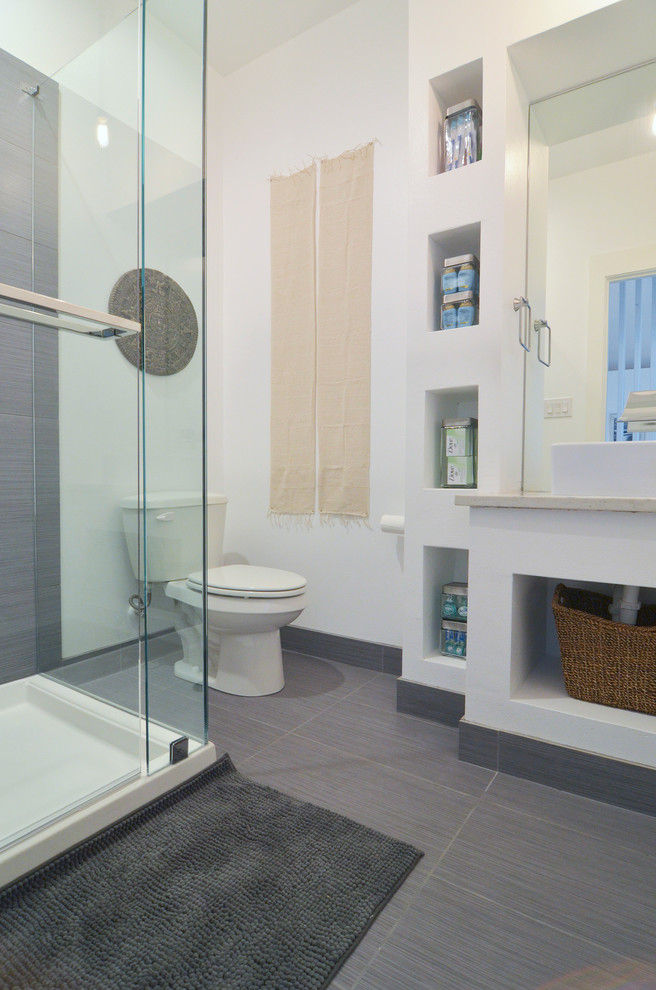 Свежая идея для дизайна: ванная комната в современном стиле с настольной раковиной, открытыми фасадами, раздельным унитазом и серой плиткой - отличное фото интерьера