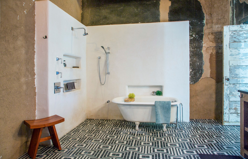 На фото: ванная комната в стиле фьюжн с ванной на ножках, открытым душем, разноцветными стенами, полом из керамической плитки, душевой кабиной, черным полом и открытым душем
