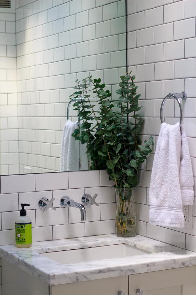 ニューヨークにあるインダストリアルスタイルのおしゃれな浴室の写真