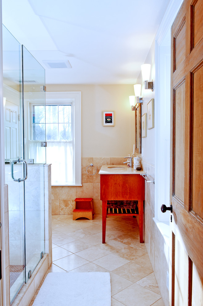 На фото: ванная комната в классическом стиле с плиткой из травертина с