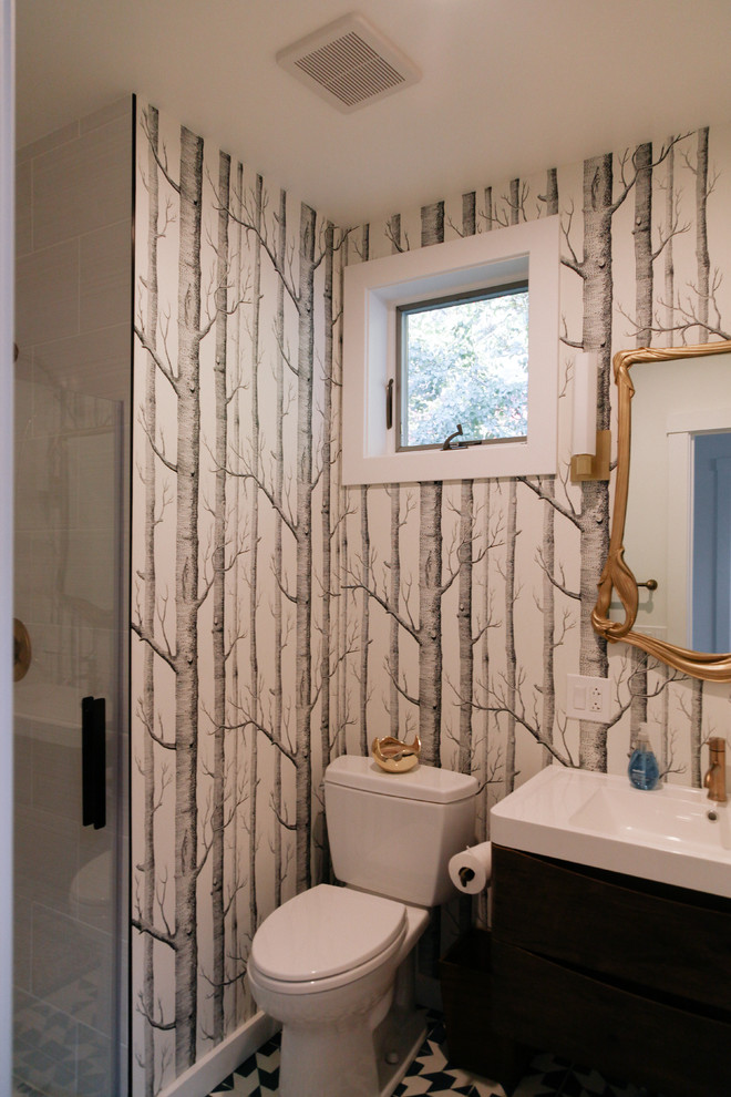 Example of an eclectic bathroom design in Chicago