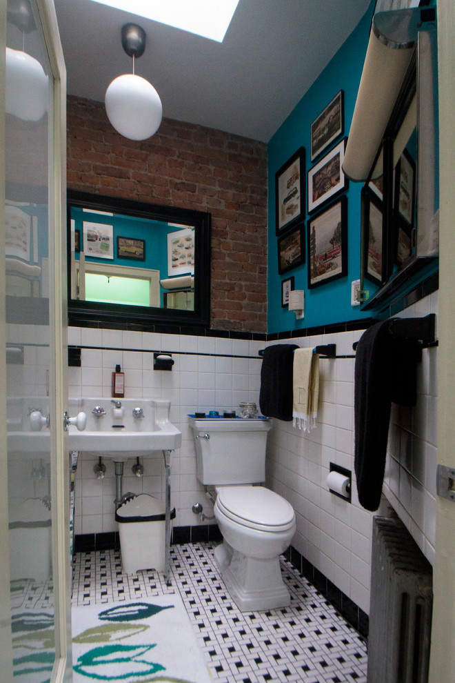 На фото: ванная комната в стиле фьюжн с