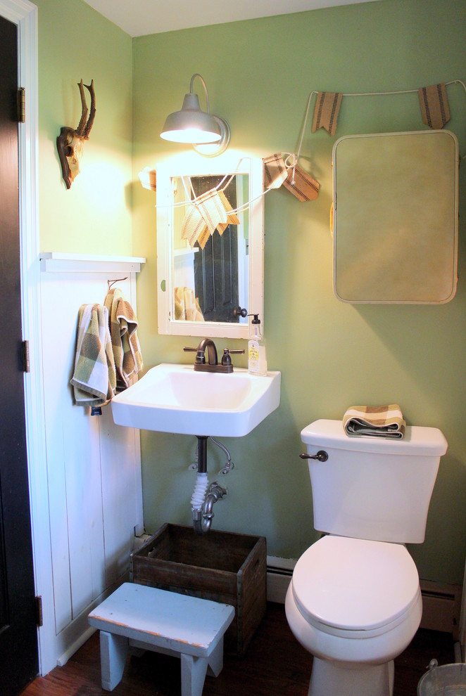 Ejemplo de cuarto de baño campestre con lavabo suspendido y sanitario de dos piezas
