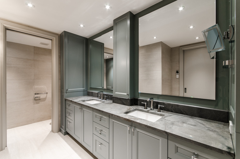 Diseño de cuarto de baño principal clásico grande con armarios con paneles empotrados, puertas de armario grises, paredes beige, lavabo bajoencimera y suelo blanco