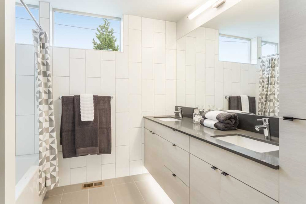 Foto på ett mellanstort funkis badrum, med släta luckor, beige skåp, ett badkar i en alkov, en dusch/badkar-kombination, vit kakel, porslinskakel, vita väggar, klinkergolv i porslin, ett undermonterad handfat, beiget golv och dusch med duschdraperi