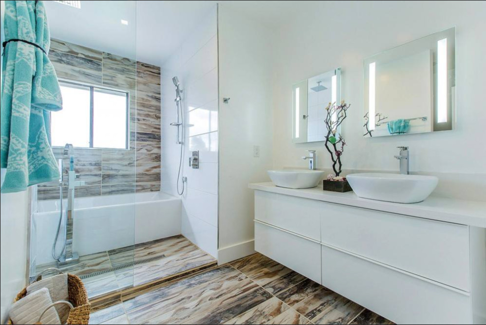 Idéer för att renovera ett mellanstort maritimt badrum, med släta luckor, ett badkar i en alkov, vita väggar, klinkergolv i porslin, ett fristående handfat, brunt golv, vita skåp, våtrum, brun kakel, porslinskakel och med dusch som är öppen