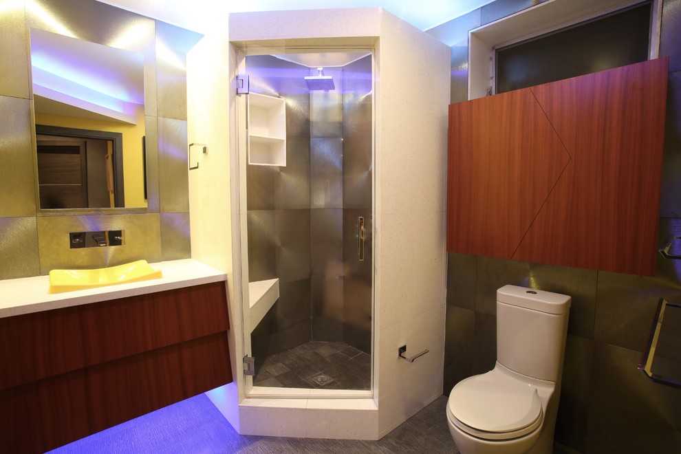Idéer för ett litet modernt badrum med dusch, med ett nedsänkt handfat, möbel-liknande, skåp i mellenmörkt trä, bänkskiva i kvarts, en dusch i en alkov, en toalettstol med hel cisternkåpa, grå kakel, porslinskakel, gula väggar och skiffergolv